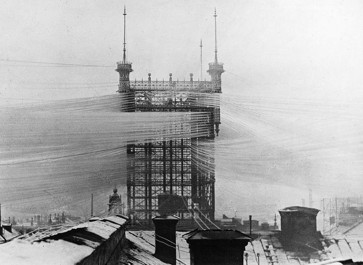 Dis släktforskning - Telefontornet i Stockholm med alla sin trådar inbäddade i rimfrost