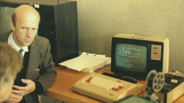Diskussion vid en gammal ABC-80 dator
