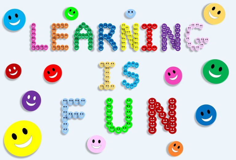 Texten Lerning is fun skriven med plastpluttar