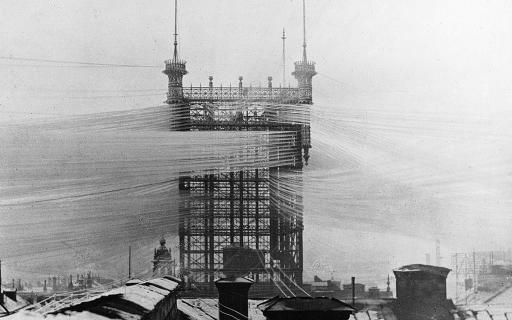 Dis släktforskning - Telefontornet i Stockholm med alla sin trådar inbäddade i rimfrost