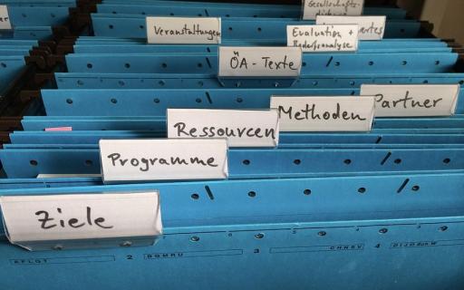 Blå dokumentmappar hänger med namnlappar på