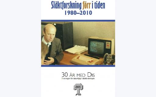 Man sitter vid en ABC80 dator med liten tjockskärm och ett kullrigt tangentbord.