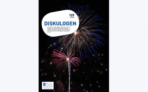 DIS föreningstidning Diskulogen. Bild: Fyrverkeri mot mörk himmel.