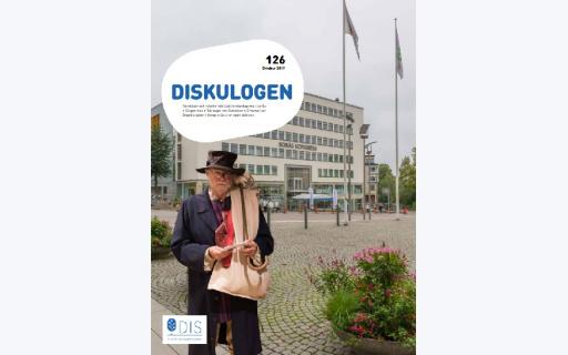DIS föreningstidning Diskulogen. Folkdräktklädd man i Borås på släktforskardagarna 2019