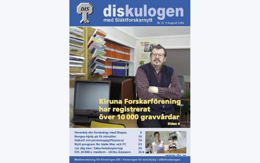 Kontor med datorer och en man med armarna i kors och  med glasögon och mustasch. Klädd i skjorta och pullover.