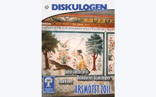 Dalmålning på en vägg. En man i trekantshatt, vit skjorta, gula byxor och gröna stövlar jagar fjärilar med håv. Två träd och vackra blommor däremellan. Han har en hund som följeslagare.