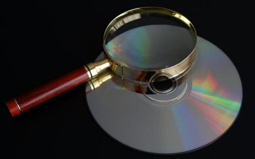 Förstoringsglas över en CD-skiva