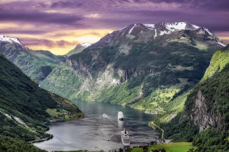 Norge fjord med fartyg.