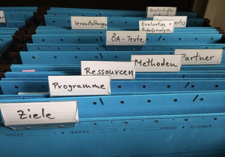 Blå dokumentmappar hänger med namnlappar på