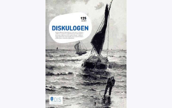 DIS föreningstidning Diskulogen. Bild av man som går mot land i stormigt vatten och drar en gammal fiskebåt med ett rep.