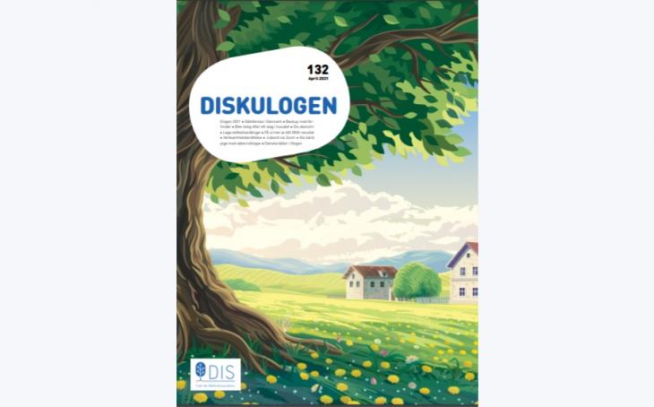 Diskulogen - Ett målat sommarlandskap med gård sett från stammen på ett stort träd.