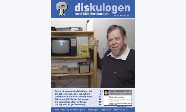 Ordförande Sture Bjälkåker står vid en lagerhylla med en gammal ABC-80 pc och en lärobok om ABC-80